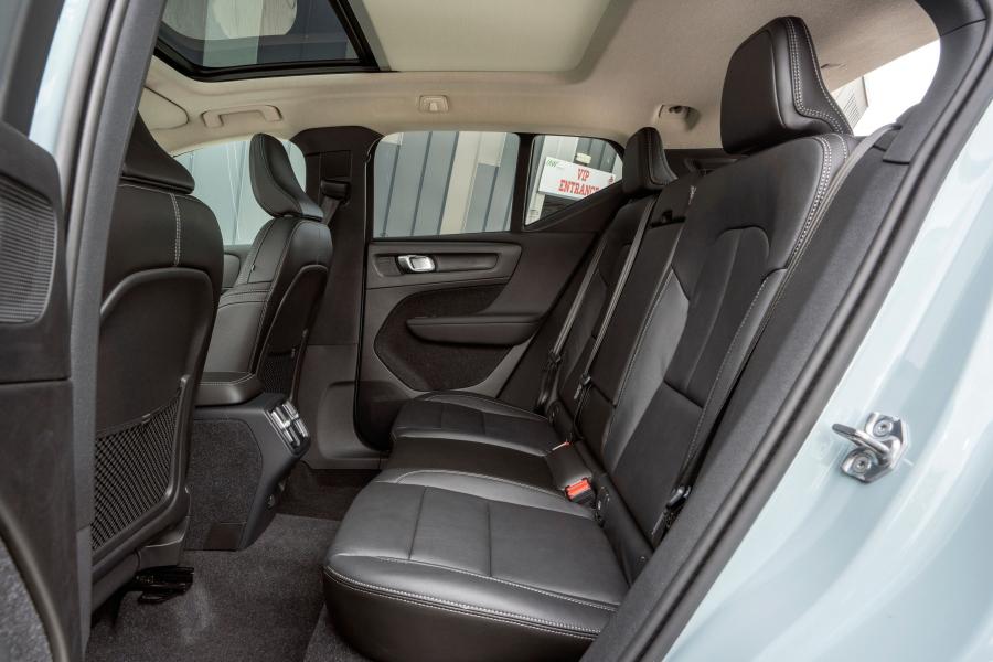 Интерьер Volvo XC40 T3 Momentum 2018 года  (UK) (фото 5 из 40)